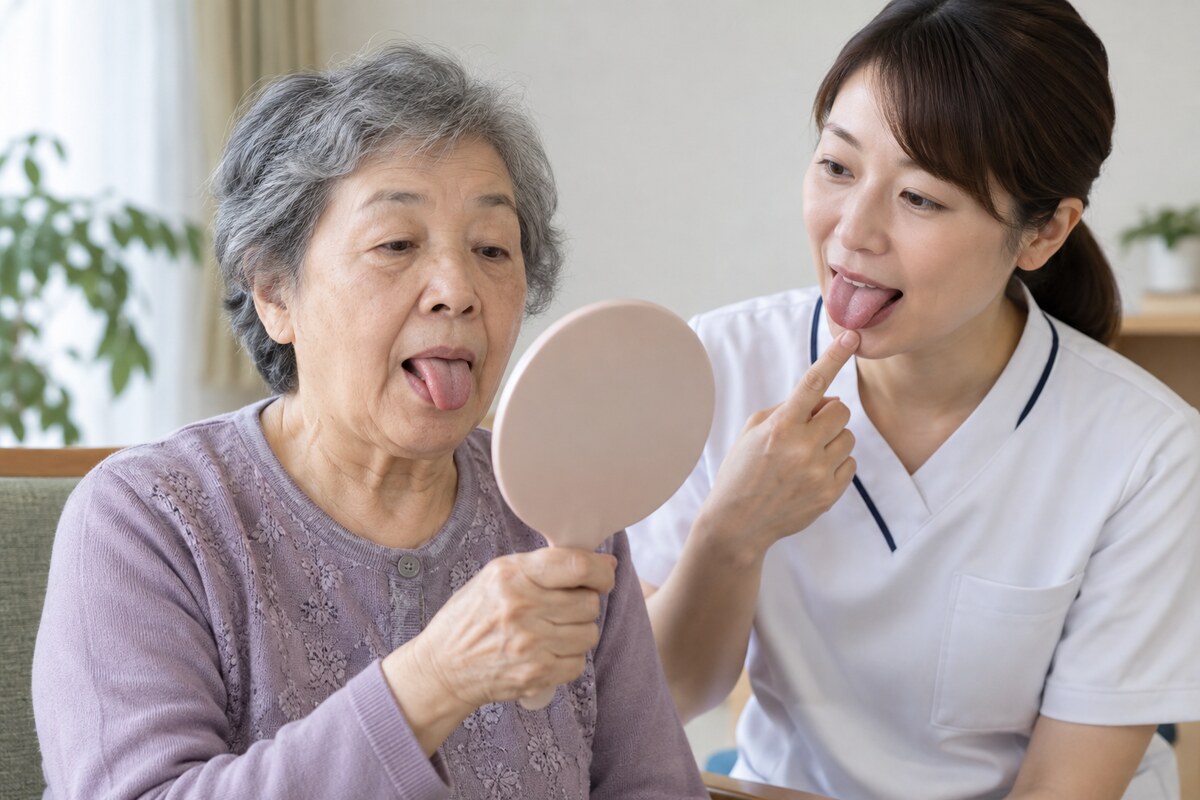 鏡を見ながら舌の体操をする高齢者